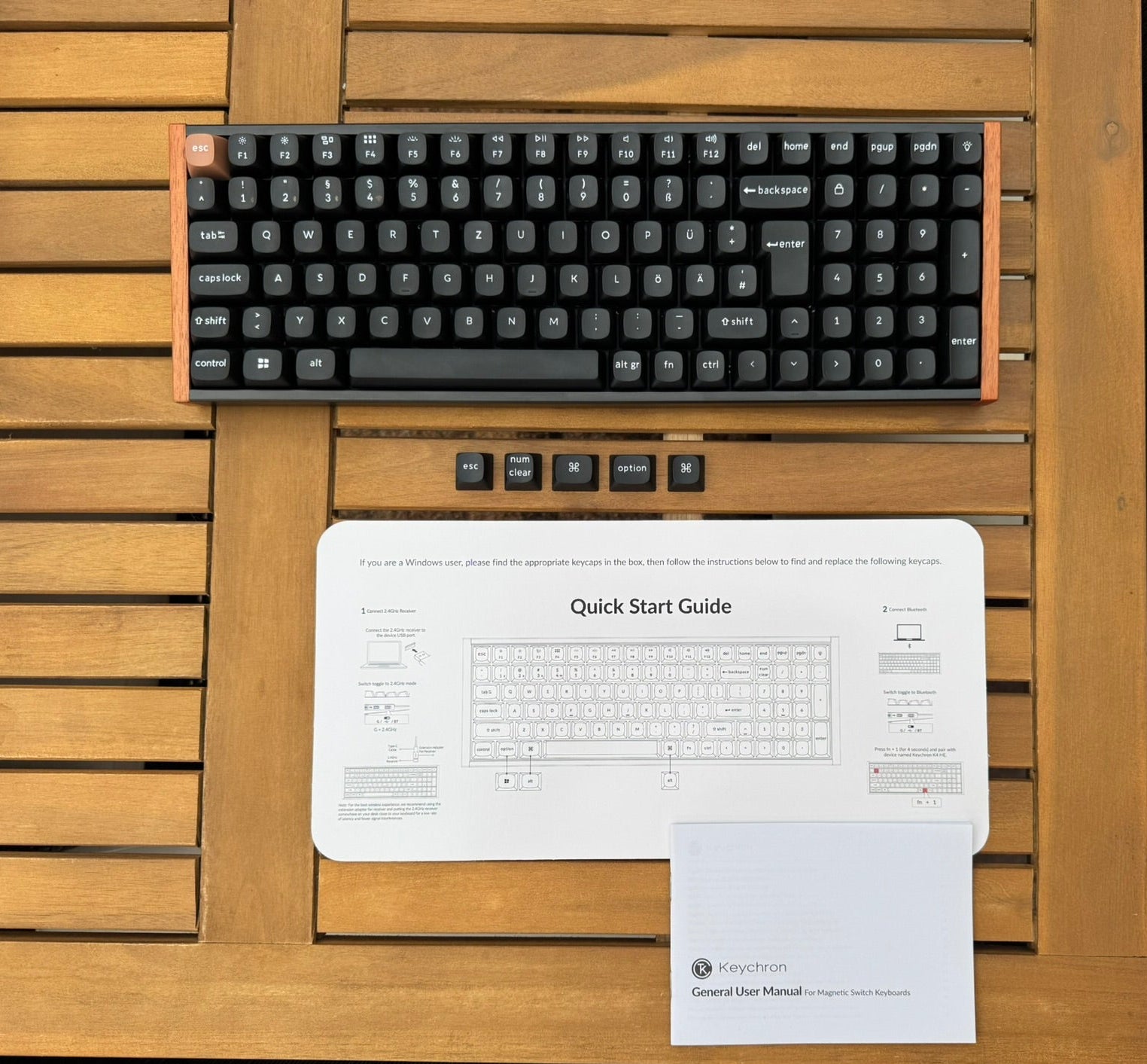 Keychron K4 HE Lieferumfang mit Quick Start Guide, Bedienungsanleitung und zusätzlichen Mac-/Windows-Tastenkappen