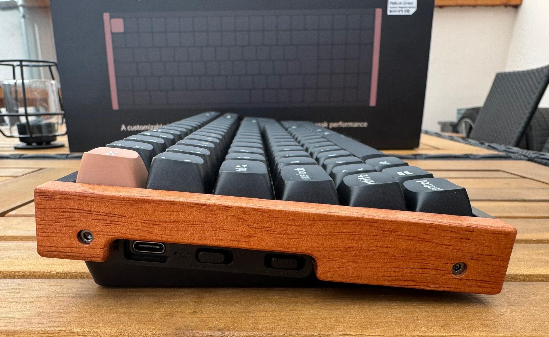 Keychron K4 HE Special Edition Tastatur mit Holz-Akzenten und USB-C-Anschluss in der Seitenansicht